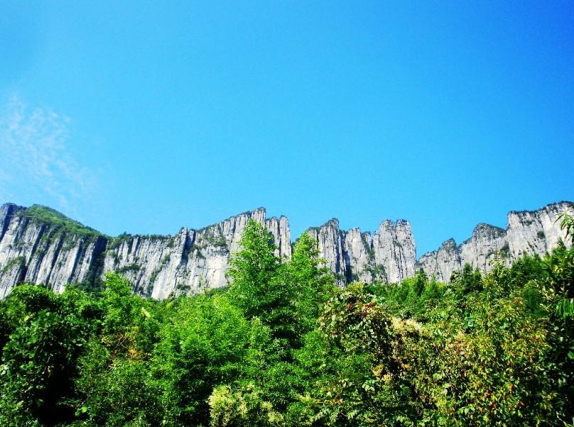 【湖北-荆楚全景】 黄鹤楼、两坝一峡豪华游轮、葛州坝过船闸、长江西陵峡、恩施大峡谷地缝、黄鹤峰林、女儿城、白帝城、神女溪、三峡大瀑布、神农祭坛8日游