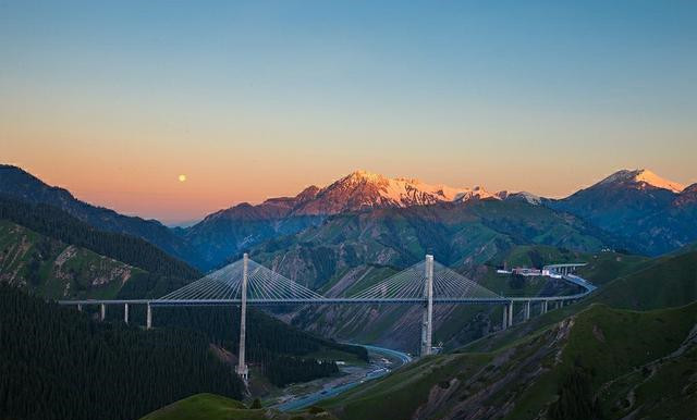 【确杏有伊·1+1】独山子大峡谷、赛里木湖、 果子沟大桥、六星街、伊宁、吐尔根杏花沟、那拉提、盘龙古道、木特塔尔沙漠7日游