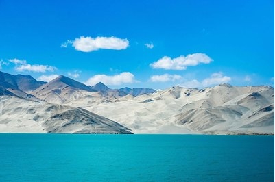 【行走南疆】 博斯腾湖·金沙滩、天山托木尔大峡谷、香妃园、白沙湖、喀拉库勒湖、喀什噶尔古城、开城仪式、红沙漠景区、克孜尔石窟、罗布人村寨、国际大巴扎 双飞10日
