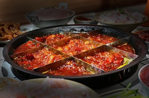 九宫格老火锅.jpg 九宫格老火锅.jpg